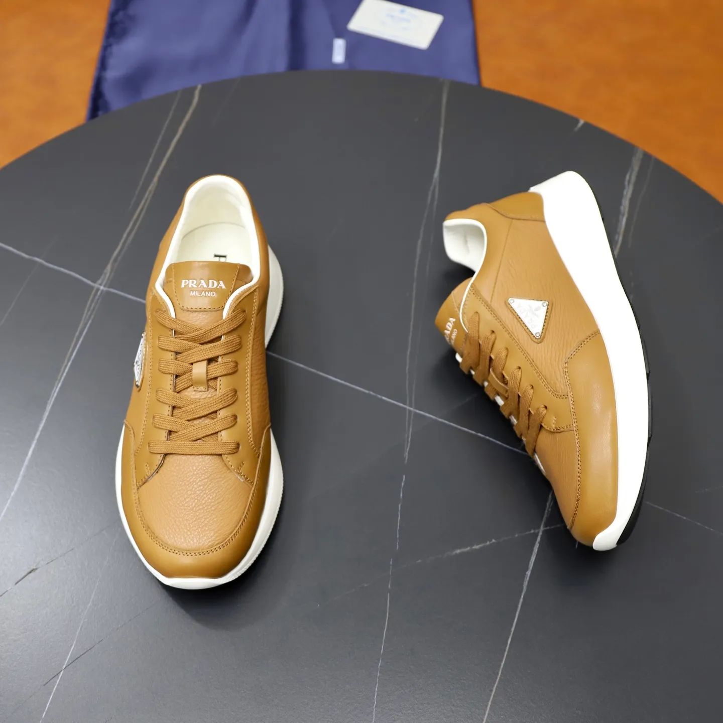 Factory price: 740💰Top original order Brand: PRADA (Prada) Standard code: Men's size 38/44 (45 can be customized) Grade: Same as the official website Material: Original cowhide stitching imported cowhide lining Original combination two-color wear-resistant soft outsole Style category: Leisure and sports version Young fashion European and American trend British style Color: Real picture color
